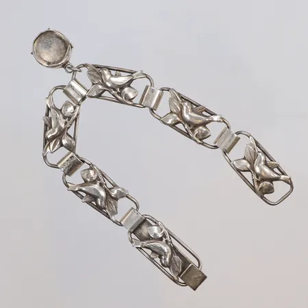 Armband mönstrat med fåglar längd 16,5cm bredd 10mm, med integrerad berlock, BAF (Lundquist Ab) Göteborg 1948, silver 830/1000 Vikt: 12 g