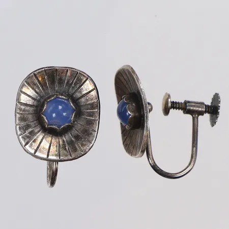 Ett par Örhängen med blå stenar 12x14mm, skruvlås KP (Alton Guldvaru AB) Falköping 1960, silver 830/1000 Vikt: 3,9 g
