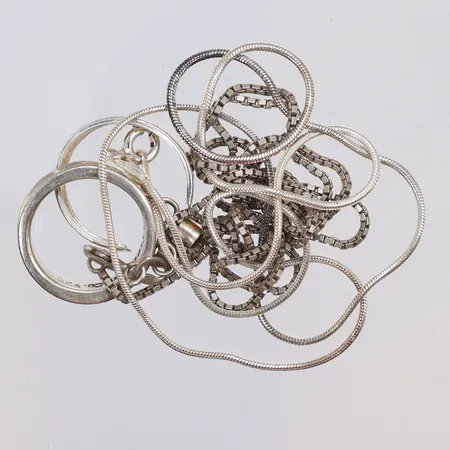 Diverse silver, defekt silver 830-925/1000 Vikt: 9,5 g Skickas med postpaket.