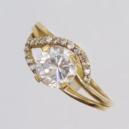 Ring med vita stenar, stl 15, bredd 7mm, 18K  Vikt: 1,9 g