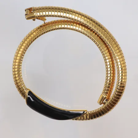 Collier i gulmetall och svart detalj i plast Monet Frankrike 1980-tal längd ca 41cm, med slitage 