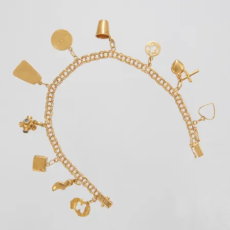 Armband, Bismarck, längd:19,5cm, bredd:4,5mm, 10 berlocker, svenska stämplar, personliga gravyrer, 18K. Vikt: 13,8 g