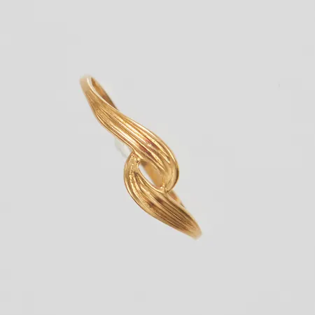 Ring, Ø17½, bredd: 1,2-5,5mm, 18K. Vikt: 0,9 g