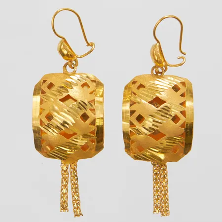 Örhängen, genombruten design, kläppar, 53,5x17,4mm, skeva, bucklor, 21K Vikt: 5,4 g