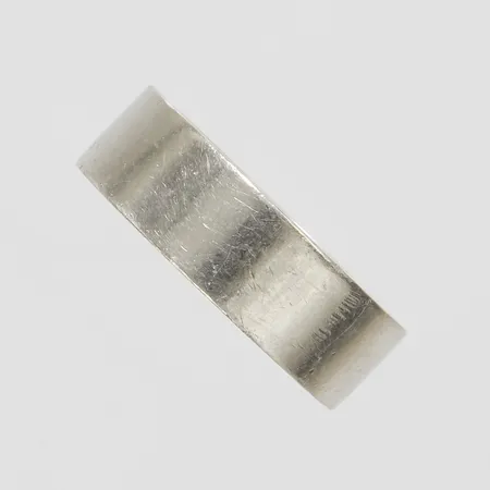 Ring, slät, Ø19¾, bredd:7,5mm, personlig gravyr, repig, platina.