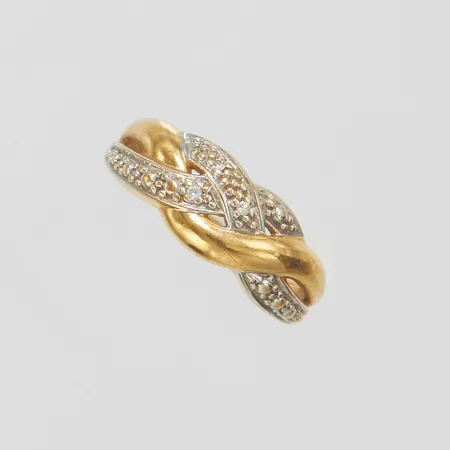 Ring, Ø16¼, bredd: 2,1-7,1mm, diamanter 3 x ca.0,005ct, 18K Vikt: 2,4 g