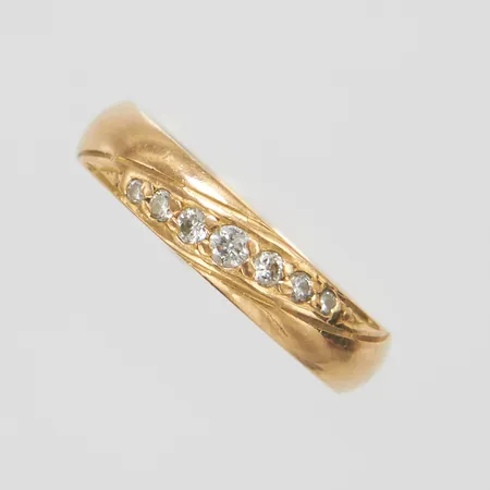 Ring, Ø16¼, bredd: 4,1mm, 7 diamanter 0,15ctv enligt gravyr, svenska stämplar, personlig gravyr, 18K Vikt: 4,5 g