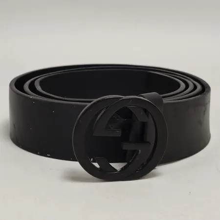 Bälte Gucci black GG, storlek 110/44, svart läder, modell 368186BGHOV, serienr: 525040, slitage, fläckig, repigt spänne, kvitto från Birger Jarlsgatan 2022, dustbag, ytterkartong.  Vikt: 0 g