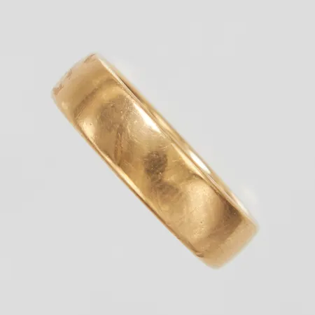 Ring, slät, Ø19½, lätt kupad insida, bredd: 5,9mm, svenska stämplar, personlig gravyr, repig, 18K Vikt: 9,2 g