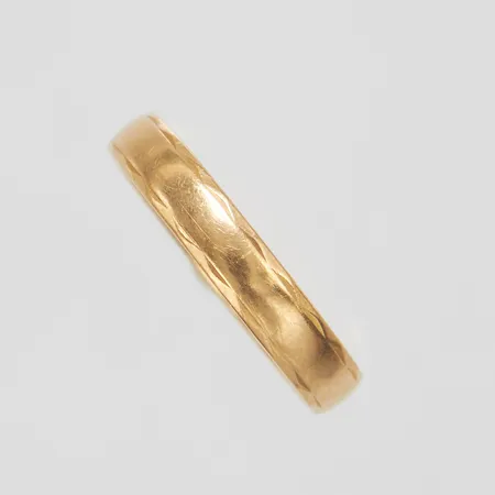 Ring med mönsterbård, Ø19, bredd: 3,7-3,8mm, Schalins, personlig gravyr; 18K Vikt: 4 g