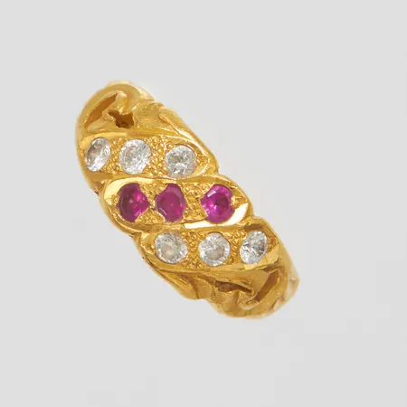 Ring med vita samt rosa stenar, Ø15¼, bredd: 2,8-7,7mm, skev skena, 22K Vikt: 5,6 g