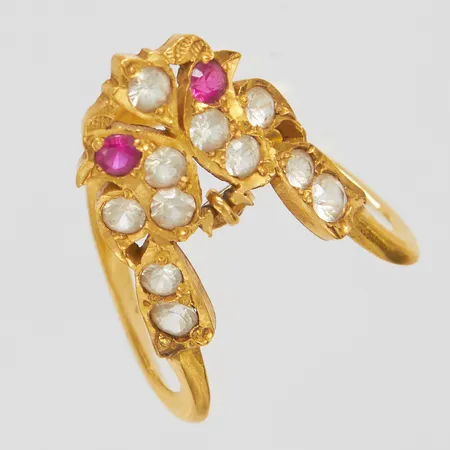 Ring med vita samt rosa stenar, Øca.15¾-16, bredd: 2,8-4,6mm, ostämplad, 22K Vikt: 4,3 g
