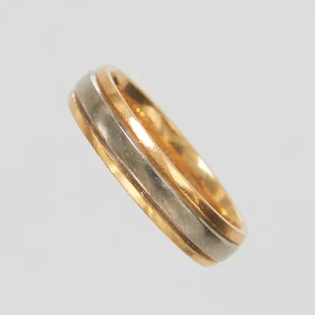 Ring, tvåfärgad, Ø15¼, lätt kupad insida, bredd: 4mm, Schalins, personlig gravyr, 18K Vikt: 3,5 g
