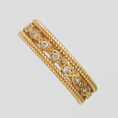 Ring, Ø17¾, bredd: 2,3-5,3mm, vita stenar, marockansk stämpel, skev skena, 18K Vikt: 2 g