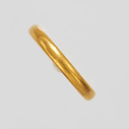Ring, slät, Ø20¾, bredd: 3,2-3,3mm, personlig gravyr, svenska stämplar, skev, 23K Vikt: 5,4 g