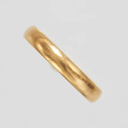 Ring, slät, Ø17¼, bredd: 3,3mm, personlig gravyr, svenska stämplar, 18K Vikt: 3,5 g