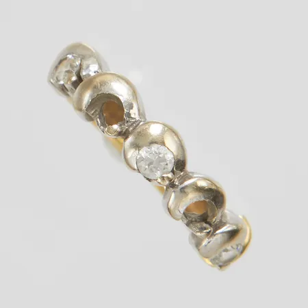 Ring, Ø17, bredd: 3-4,9mm, vita stenar varav två saknas, tvåfärgad, 18K Vikt: 4,9 g
