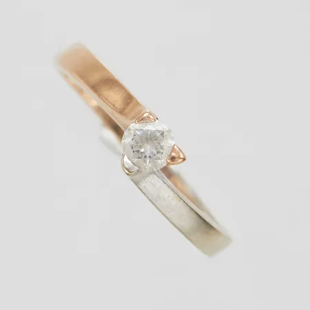 Ring med vit sten, tvåfärgad, defekt skena, 14K Vikt: 2,7 g