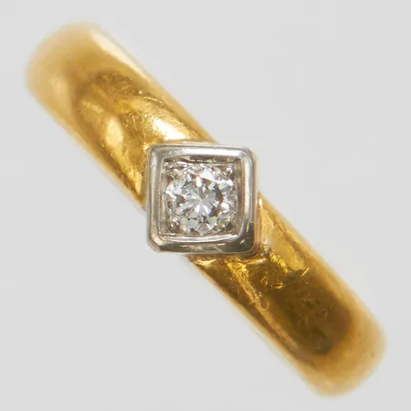Ring med diamant 1 x ca.0,09ct, Ø15¼, bredd: 3,8-5,4mm, spår av personlig gravyr, fattning i 18K vitguld, ringskena 23K Vikt: 5,8 g