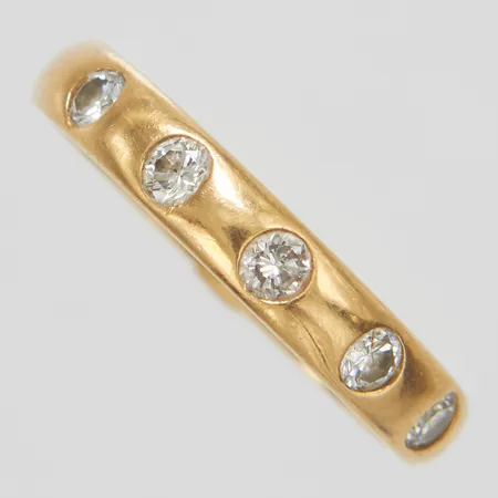 Ring med 5 diamanter 0,50ctv enligt gravyr, Ø19, bredd: 3,3-3,8mm, personlig gravyr, GHA, 18K Vikt: 5 g