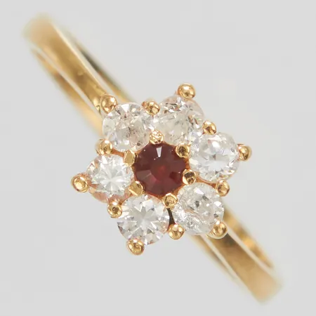 Ring med stenar varav två är skadade, Ø15, bredd: 1-6,1mm, personlig gravyr, 18K Vikt: 2,1 g