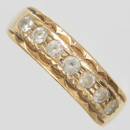 Ring, Øca.16½, bredd: 1,9-5,3mm, vita stenar, engelska stämplar, skev skena, 9K Vikt: 1,8 g
