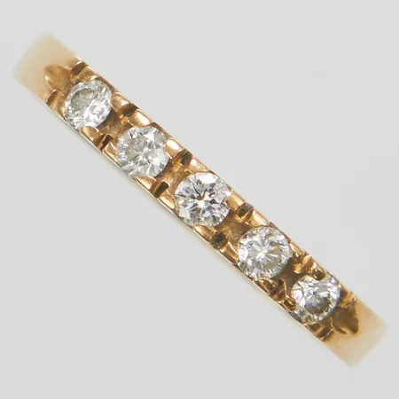 Alliansring med 5 diamanter 0,20ctv, Ø17¼, bredd: 2,3-2,5mm, personlig gravyr, GFAB, 18K Vikt: 2,5 g