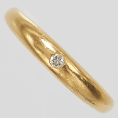 Ring, Ø17, bredd: 1,9-3,4mm, diamant 1 x ca.0,025ct, personlig gravyr, 18K Vikt: 2 g