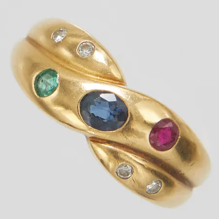 Ring med en safir, rubin, smaragd samt diamanter 4 x ca.0,015ct, Ø18¼, bredd: 3-8mm, små skador på rubin samt smaragd, 18K Vikt: 4,9 g