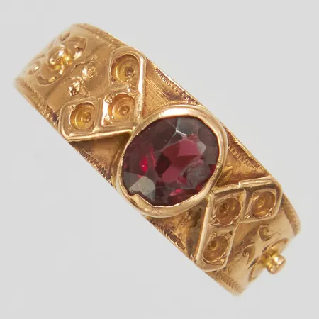 Ring, Ø15¼, bredd: 2,2-6,2mm, granat med skada, skev skena, skadad fattning, stenar/pärlor saknas, 18K Vikt: 1,4 g
