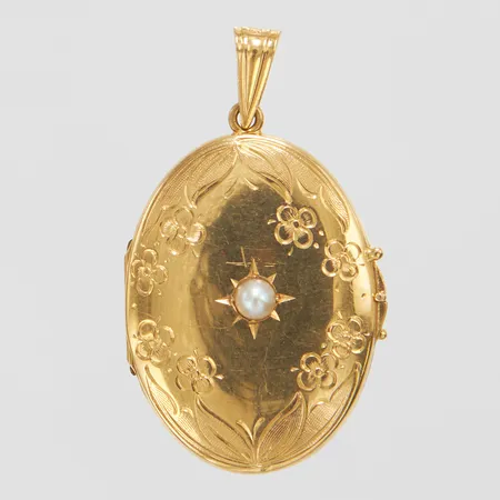 Hänge, medaljong, 41,2x23,9mm, halvpärla, svenska stämplar, repig, bucklor på baksidan, ramar lösa på insidan, 18K Vikt: 6,5 g