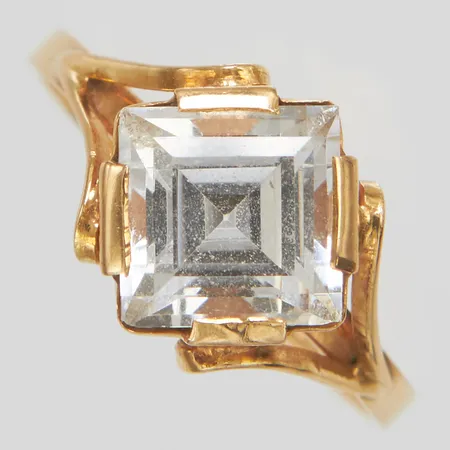 Ring med en vit syntetisk spinell, Ø17¾, bredd: 1,7-11,1mm, svenska stämplar, 18K Vikt: 3,3 g