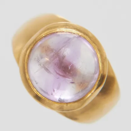 Ring med en cabochonslipad ametist, sliten, Ø15½, bredd: 3,7-12mm, svenska stämplar, 18K Vikt: 4,9 g