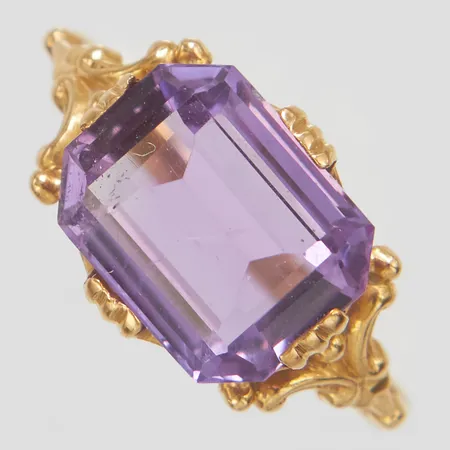 Ring med en trappslipad ametist ca.10,7 x 8,4mm, Ø16¾, bredd: 1,7-10mm, G.Dahlgren & Co., Malmö, 1954,  Vikt: 2,7 g