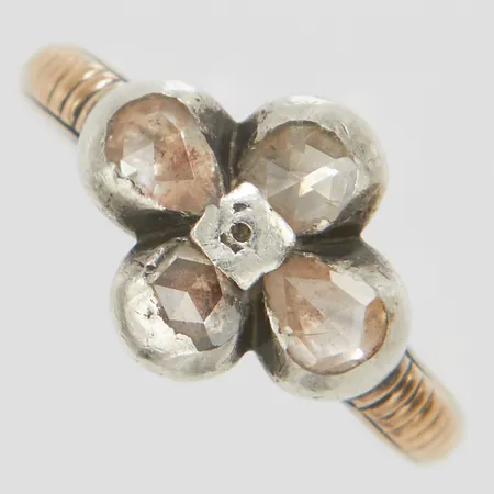 Ring med rosenstenar infattade i silver, Ø16¾, bredd: 1,8-11mm, svenska stämplar, 18K Vikt: 3,9 g