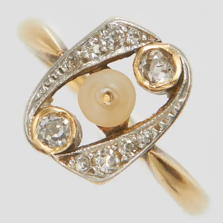 Ring, Ø16½, bredd: 1,4-11,2mm, 10 små gammalslipade diamanter samt en skadad pärla, skev skena, ostämplad, 18K Vikt: 2,8 g