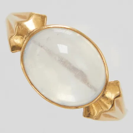 Ring med cabochonslipad girasolkvarts, Ø16½, bredd: 1,6-8,6mm, svenska stämplar, 18K Vikt: 2 g