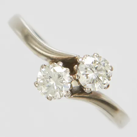 Syskonring med diamanter 1 x ca.0,27ct, ca.W-TCr/VS och 1 x ca.0,28ct, ca.W-TCr/VS, Ø17¾, bredd: 1,5-8,1mm, svenska stämplar, vitguld, 18K Vikt: 2,5 g