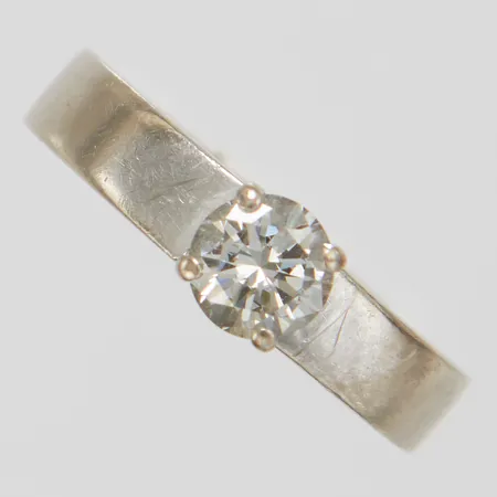 Enstensring med diamant 1 x ca.0,67ct, ca. W(H)/SI, Ø16¼, bredd: 3,9-5,6mm, lätt kupad insida, personlig gravyr, vitguld, 18K Vikt: 8 g