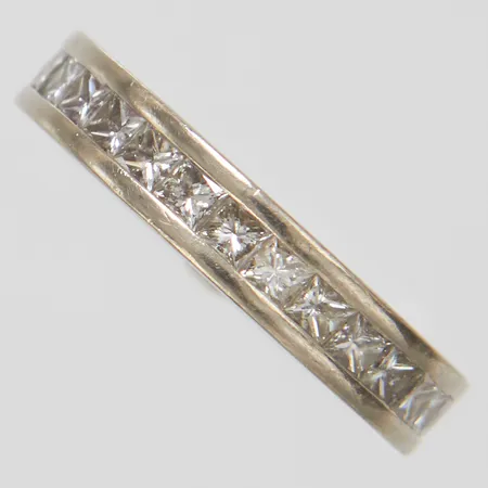 Helalliansring med princesslipade diamanter 28 x ca.0,07ct varav tre är skadade, Ø16¼, bredd: 3,7mm, lätt kupad insida, ograverad, vitguld, 18K  Vikt: 4,8 g