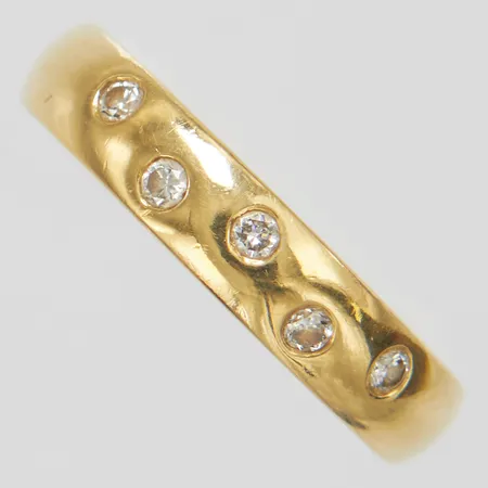 Ring med 5 diamanter 0,10ctv enligt gravyr, Ø16-, bredd: 3,7-3,9mm, GHA, 18K Vikt: 4,4 g