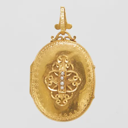 Medaljong med dekor på fram- och baksida, små halvpärlor, 46,7x26,6mm, Emanuel Lindström, Söderköping, 1880, mindre repor, ett plastinlägg saknas, 18K Vikt: 10 g