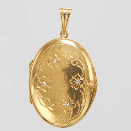 Medaljong med mönsterdekor samt diamanter 4 x ca.0,01ct, 8/8-slipade, svenska stämplar, ett plastinlägg saknas, 18K Vikt: 7,1 g