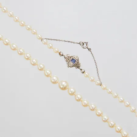 Pärlcollier med odlade saltvattenpärlor, doserat 4,2-8mm, längd: 51cm, lås i platina och 18K guld med en syntetisk safir, gammalslipade diamanter 2 x ca.0,02ct samt 6 rosenstenar, säkerhetskedja samt säkerhetsåtta i silver, bruttovikt 20,4g.