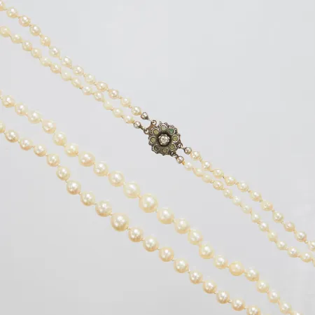 Pärlcollier, tvåradigt, odlade saltvattenpärlor, doserat 3,5-7mm, längd: 47cm, lås i silver 830/1000 med vita stenar, några pärlor med skador, bruttovikt 26,8g.