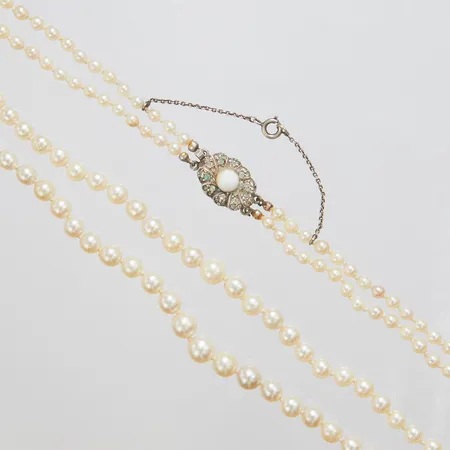 Pärlcollier, tvåradigt, odlade saltvattenpärlor, doserat 3-7mm, längd: 51cm, lås i silver 835/1000 med vita stenar samt skadad pärla, säkerhetskedja i silver, bruttovikt 30,0g.