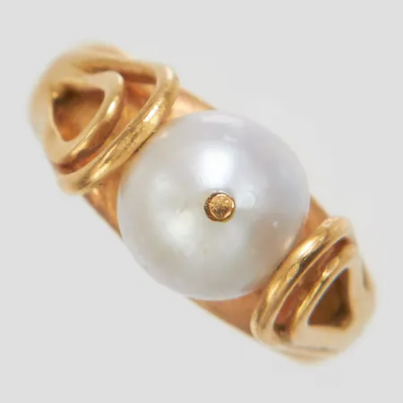 Ring med odlad saltvattenpärla, genomborrad, Ø14¾, bredd: 3-7,5mm, svenska stämplar, 18K Vikt: 4,4 g