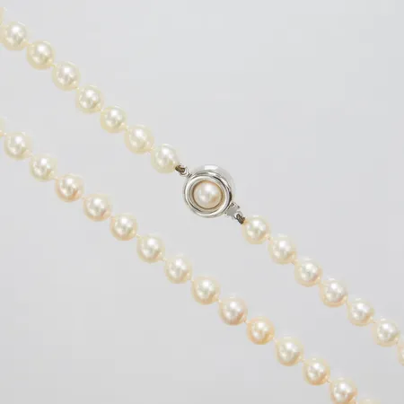 Pärlcollier med odlade saltvattenpärlor Ø7mm, längd: 49,5cm, lås i 18K vitguld med två odlade halvpärlor, bruttovikt 34,3g.