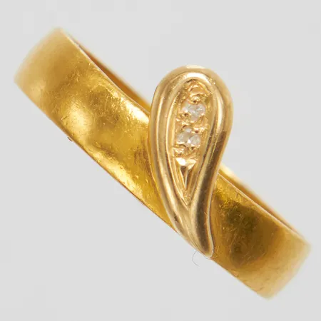Ring, Ø20, bredd: 4,3mm, omarbetad del i 21K med diamanter 2 x ca.0,005 ct, 23K bruttovikt 4,4g.