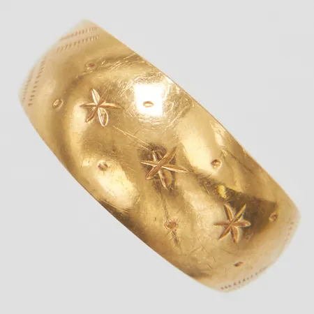 Ring med mönsterdekor, Ø16, bredd: 2,8-8mm, något skev, 18K Vikt: 1,8 g